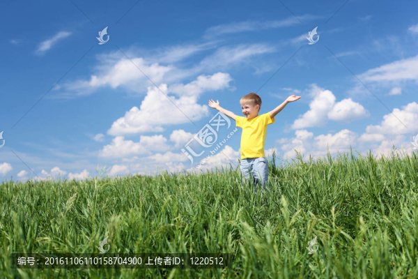 小男孩在戶外