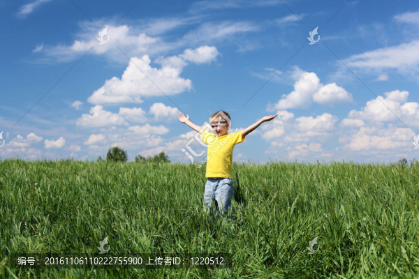 小男孩在戶外