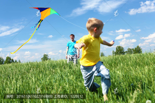 父親帶著兒子在夏天帶著風(fēng)箏