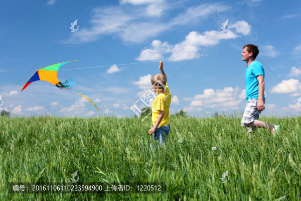 父親帶著兒子在夏天帶著風(fēng)箏