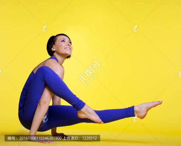 女人練習(xí)瑜伽姿勢(shì)和微笑