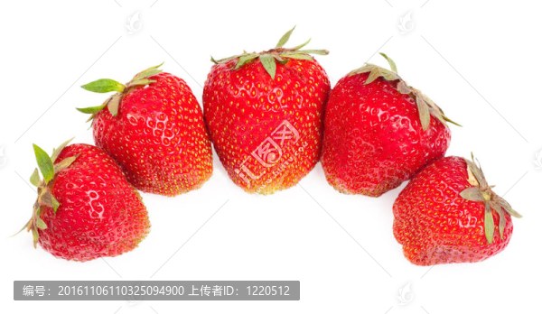 白色背景上成熟的草莓