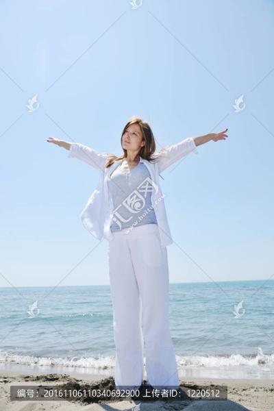 年輕的女人在海灘上放松