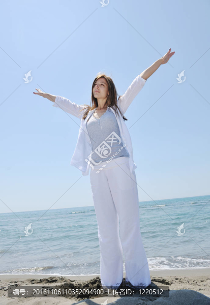 年輕的女人在海灘上放松