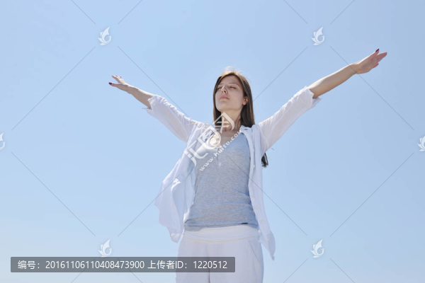 年輕的女人在海灘上放松