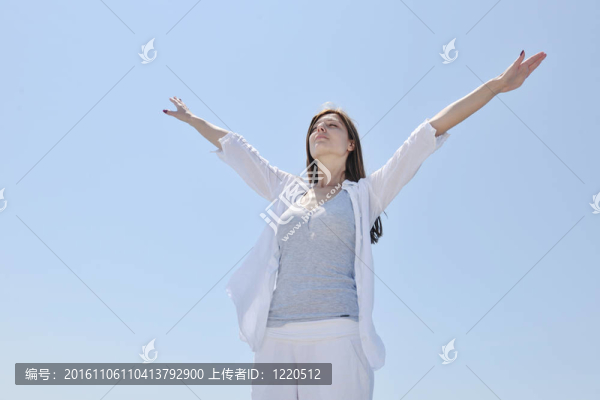 年輕的女人在海灘上放松
