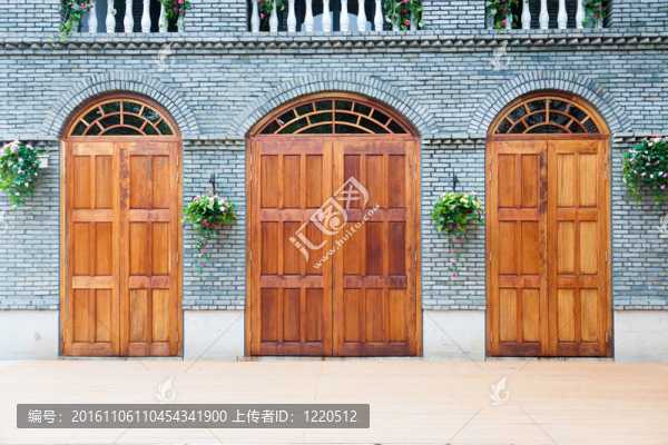 中國傳統(tǒng)房屋用木拱門和甲板。
