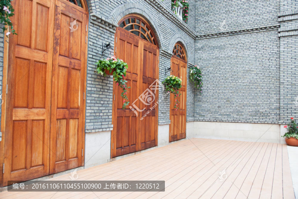 中國傳統(tǒng)房屋用木拱門和甲板。