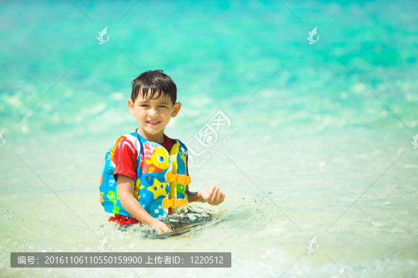 在海灘上的孩子
