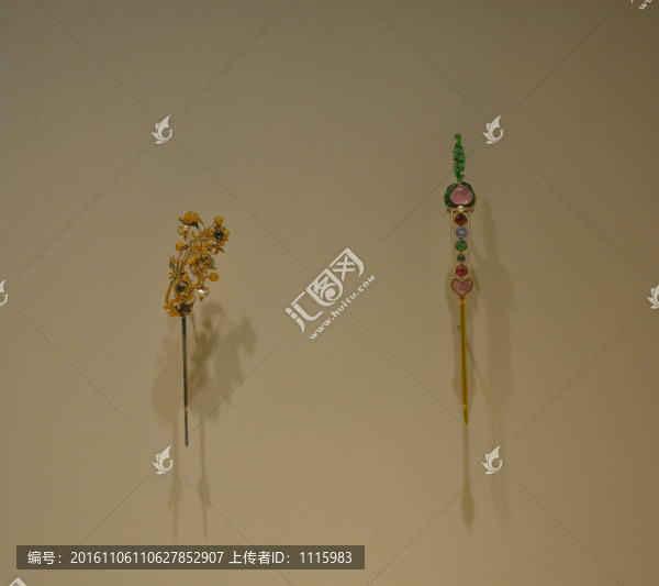清代金點(diǎn)翠嵌珍珠寶石花葉蝠紋簪