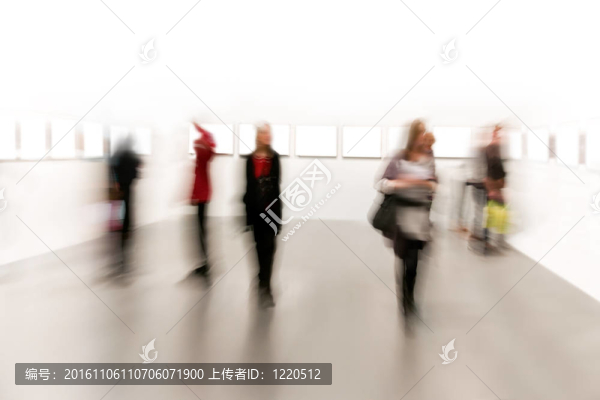 藝術(shù)展覽的人