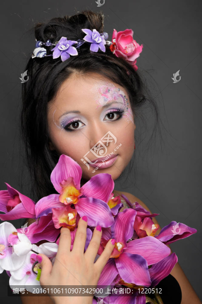 帶著鮮花的亞洲女孩特寫(xiě)畫(huà)像