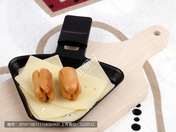 烤鍋奶酪和香腸方食品