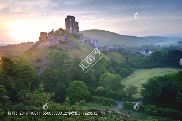 美麗的夢幻般的童話城堡遺址對浪漫多彩的日出