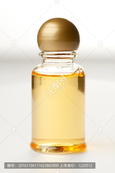 白色背景上的洗發(fā)水瓶