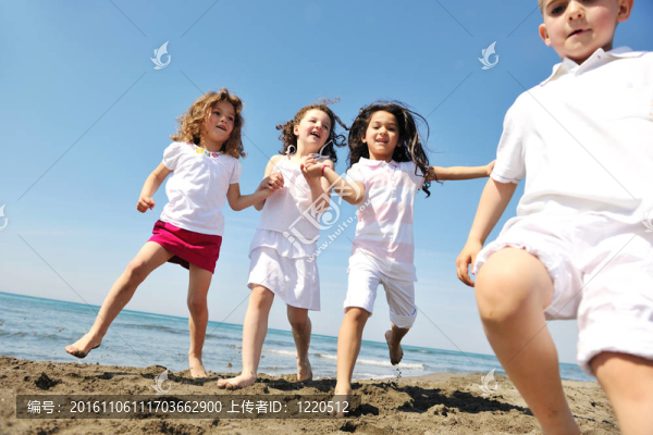 快樂的孩子小組在海灘上玩