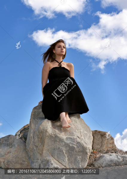 穿著黑色裙子的漂亮女孩