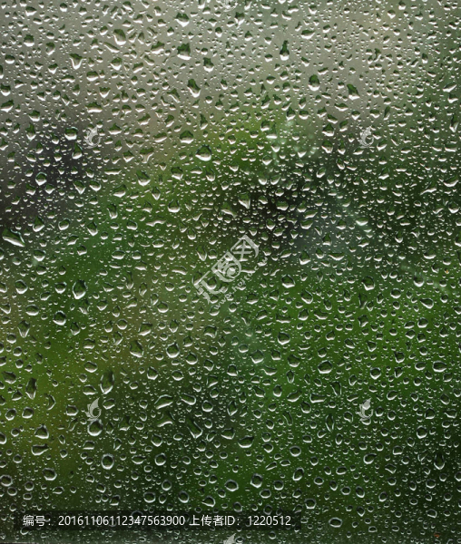 背景上有許多水滴