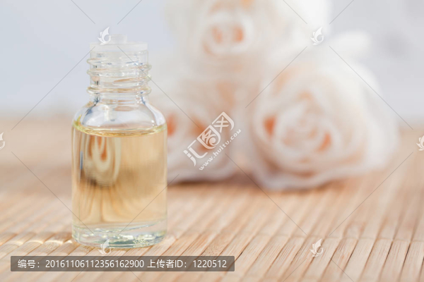玫瑰和一個玻璃瓶，在瓶上的焦點(diǎn)
