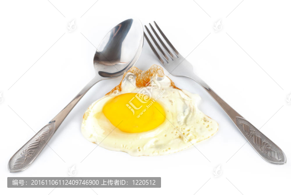 用勺子和叉子的煎雞蛋