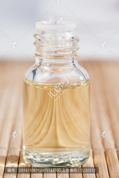 重點(diǎn)放在一個(gè)玻璃瓶