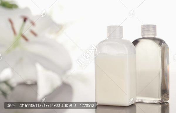 白蘭花的玻璃瓶的對象上的相機對焦