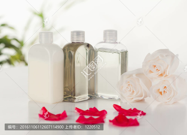 玻璃瓶中的白玫瑰和粉紅的花瓣