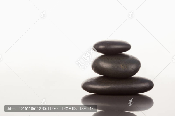 鏡子上的黑色卵石