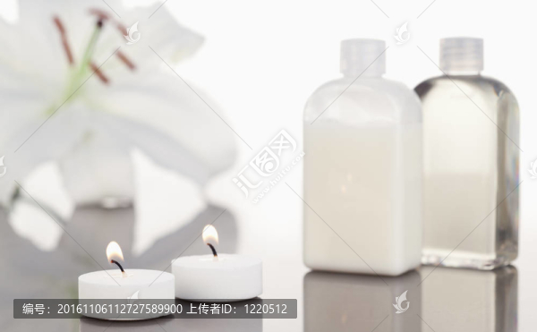 白蘭花玻璃瓶和點燃的白蠟燭