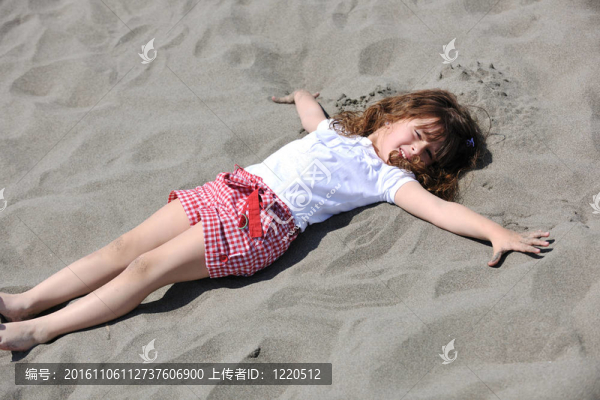 海灘上的小女兒童肖像