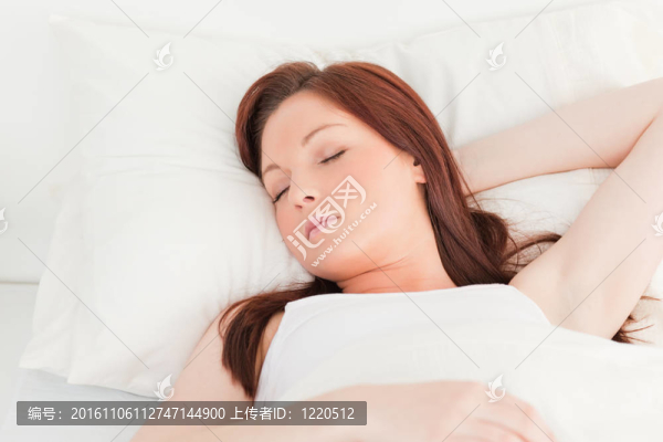 一個(gè)迷人的紅發(fā)女人睡在她床上