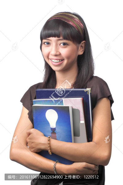 婦女背著書