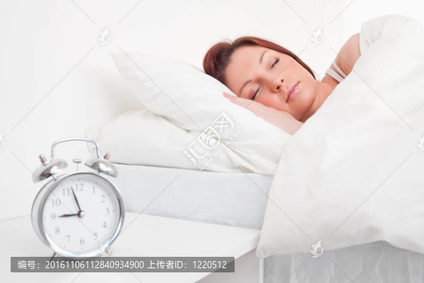 迷人的紅發(fā)女性睡在床上