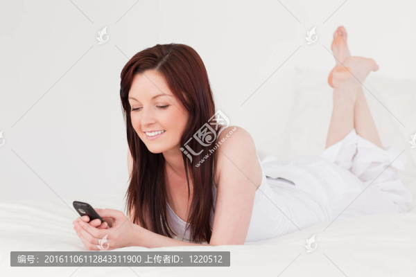 好看的紅發(fā)女性在手機上寫短信