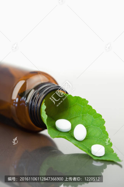 樹葉和藥丸在一個(gè)小瓶子里