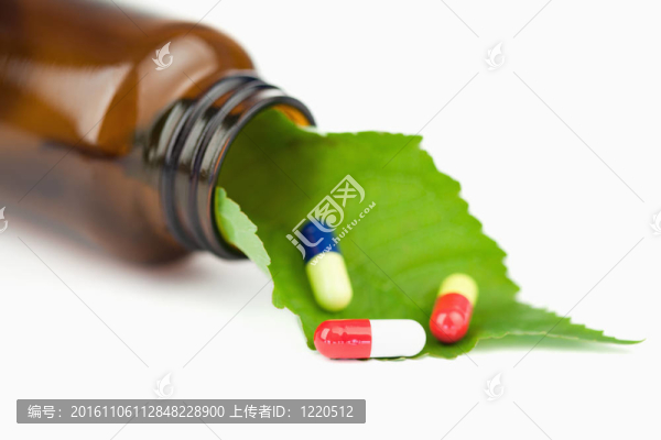 樹葉和藥丸在一個小瓶子里