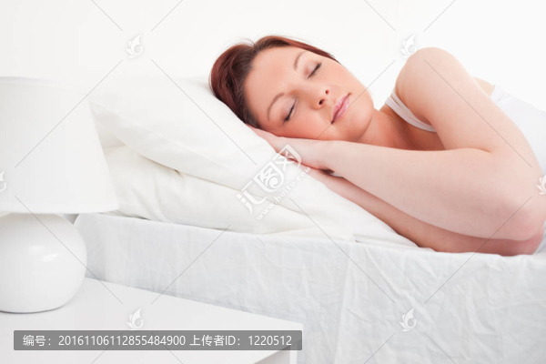美麗的紅發(fā)女人睡在床上