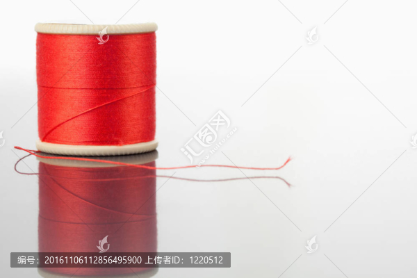桌子上的紅色卷軸