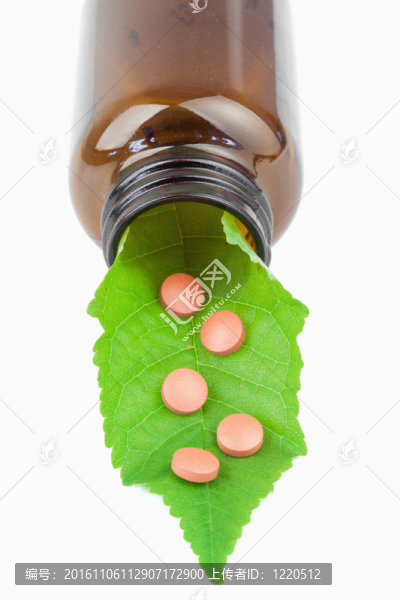 樹葉和藥丸在一個小瓶子里