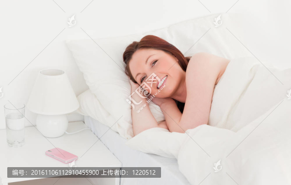 迷人的紅發(fā)女人躺在床上放松