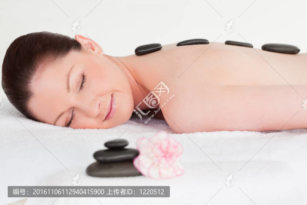 快樂(lè)的年輕女子接受黑熱石按摩