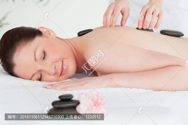 年輕女性接受石療法