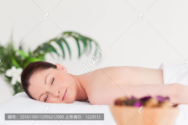 年輕女子在等按摩
