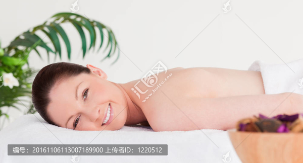 在一個(gè)溫泉的紅頭發(fā)的女人