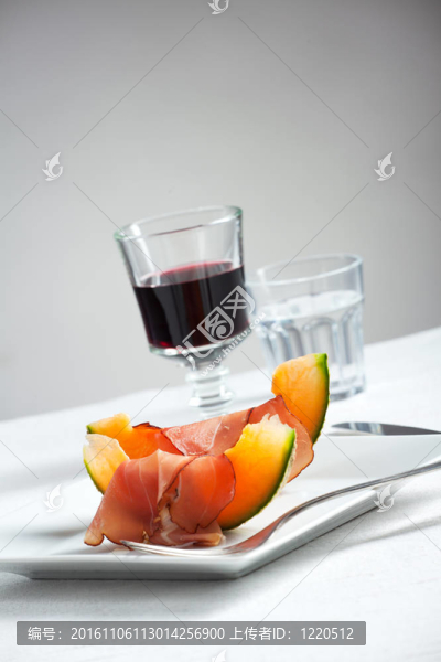 盤子上的火腿和甜瓜片