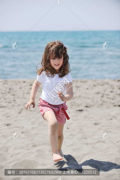 海灘上的小女兒童肖像