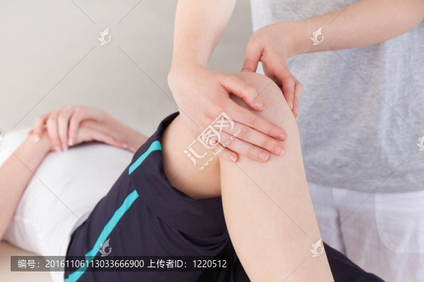 按摩師集結(jié)一個運動員膝關(guān)節(jié)