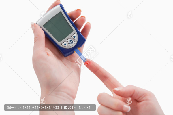 使用血糖儀的年輕女性