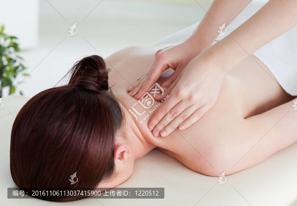 年輕的女人有一個(gè)滾動(dòng)按摩