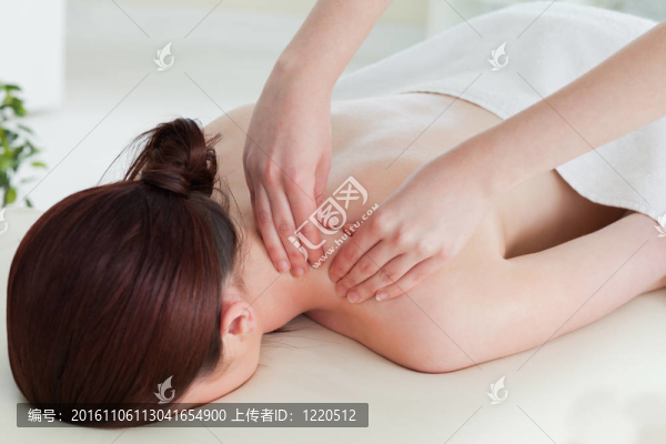 紅頭發(fā)的女人有滾動(dòng)按摩
